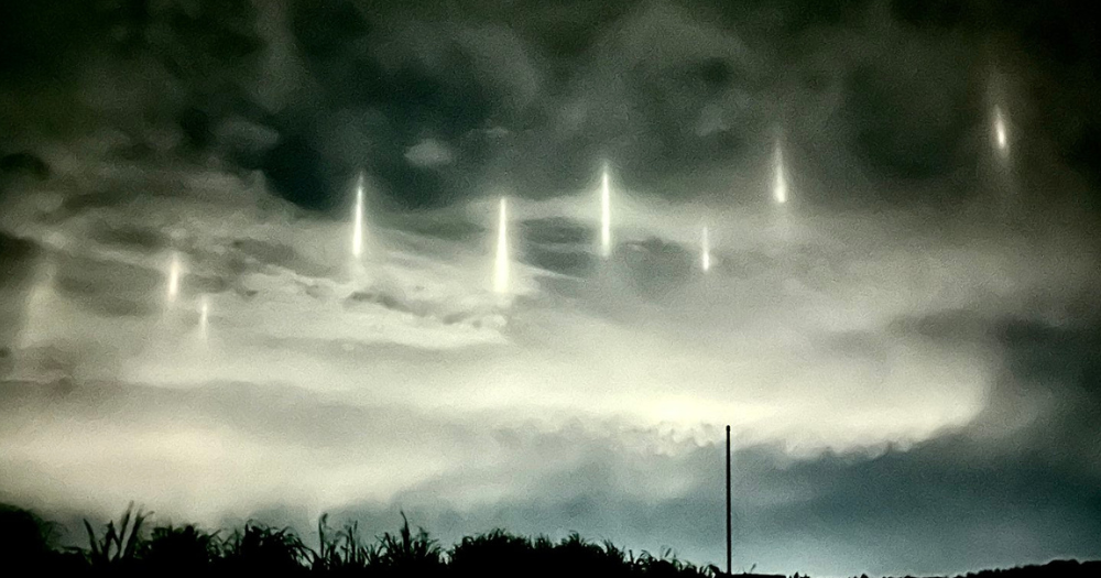 r/Damnthatsinteresting - 9 pillars of light appear in night sky above coastal Japanese town