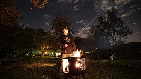 Alejandro Sommer using laser pointer at Cielo Guaraní event