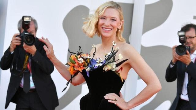 r/confusing_perspective - Cate Blanchett leans on tiny photographer