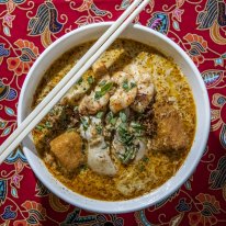 Laksa Singapura with prawn and chicken and mixed noodles.