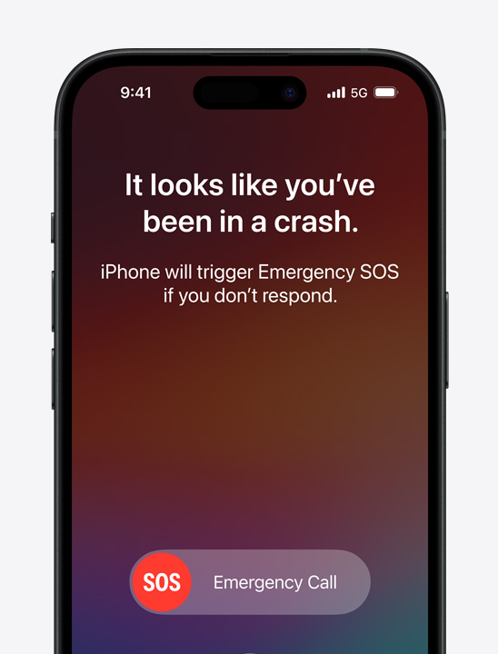 Три iPhone модела демонстрират три различни действия на Emergency SOS чрез сателит, Crash Detection и Roadside Assistance чрез сателит.