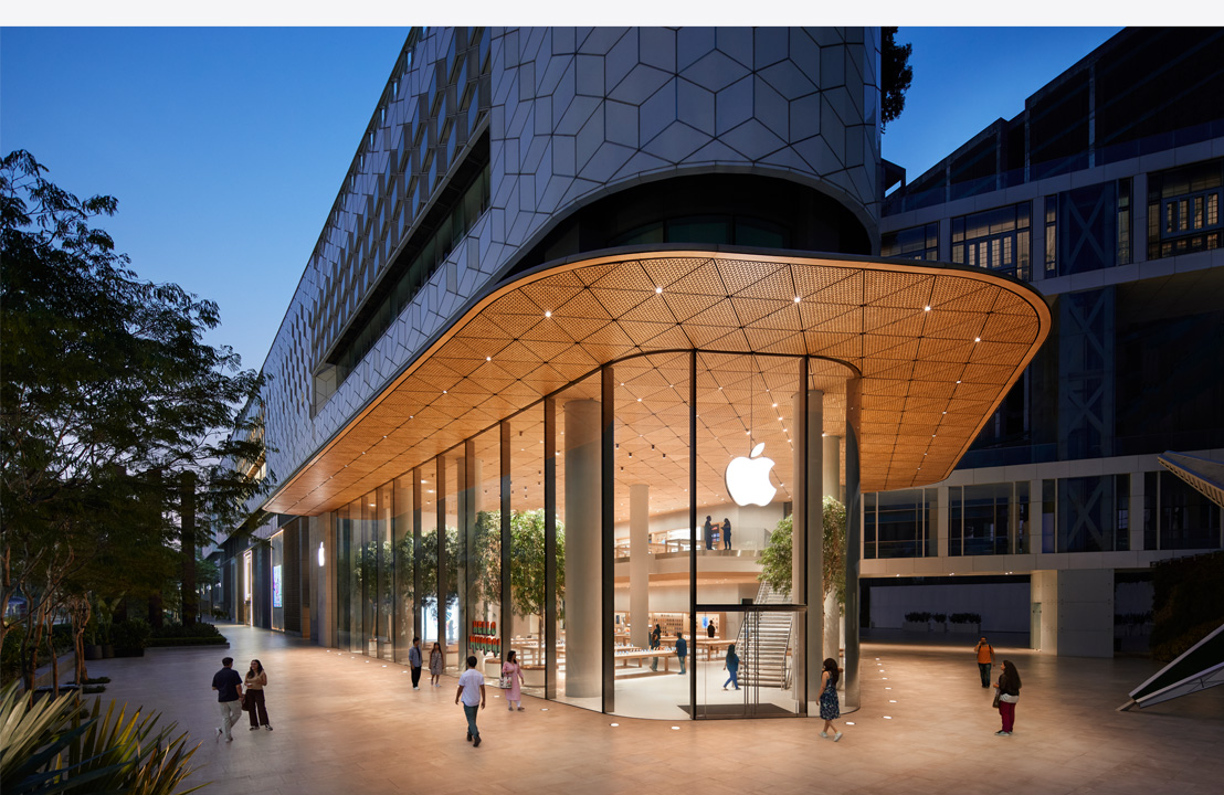 صورة لمتجر Apple Store حديث ملتقطة ليلاً.