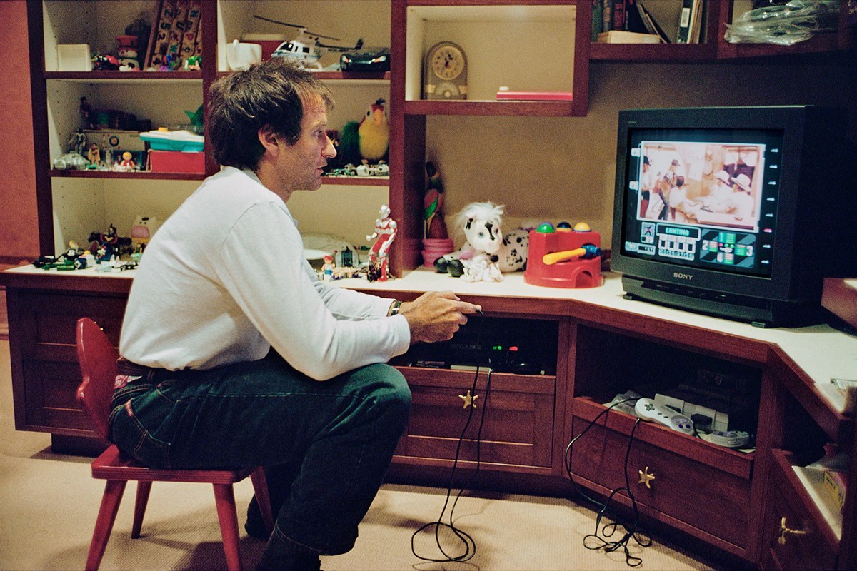 r/OldSchoolCool - Robin Williams playing Sega CD in 1993