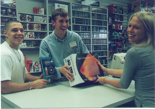 r/nostalgia - Woman buys SEGA Dreamcast on release day (1999)