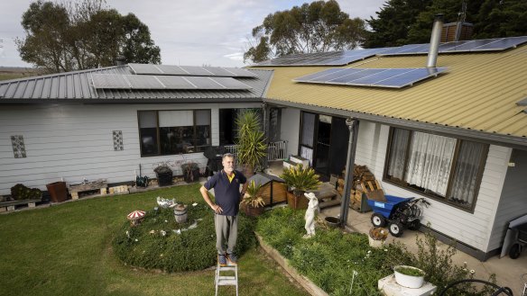 Groups of thousands of homes fitted with solar panels and storage batteries are enabling power utilities to aggregate stored solar energy and call on it to help stabilise the power grid when needed. In return for a credit on their bills, a growing number of customers like Tony Debono from Cobains in Victoria have signed up.