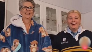 Jennifer Petelczyc and her daughter Gretl making a Tiktok video together.