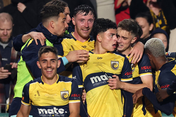 The Mariners celebrate a goal by Miguel Di Pizio.