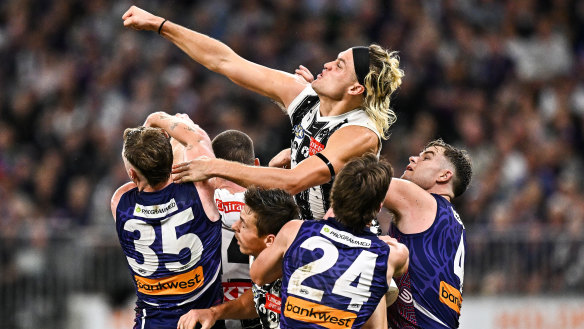 Darcy Moore makes a spoil.