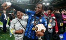 Atalanta v Bayer Leverkusen - UEFA Europa League Final - Aviva Stadium<br>Atalanta's Ademola Lookman celebrates with his Auntie and the match ball after the UEFA Europa League final at the Aviva Stadium, Dublin. Picture date: Wednesday May 22, 2024. PA Photo. See PA story SOCCER Final. Photo credit should read: Brian Lawless/PA Wire.
RESTRICTIONS: Use subject to restrictions. Editorial use only, no commercial use without prior consent from rights holder.