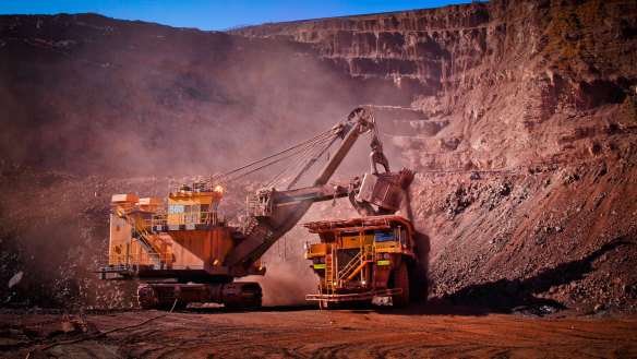 A weakening iron ore price has pushed the Australian sharemarket down on Monday.