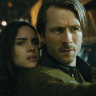 Adria Arjona as Madison Masters and Glen Powell as Gary Johnson in Hit Man.