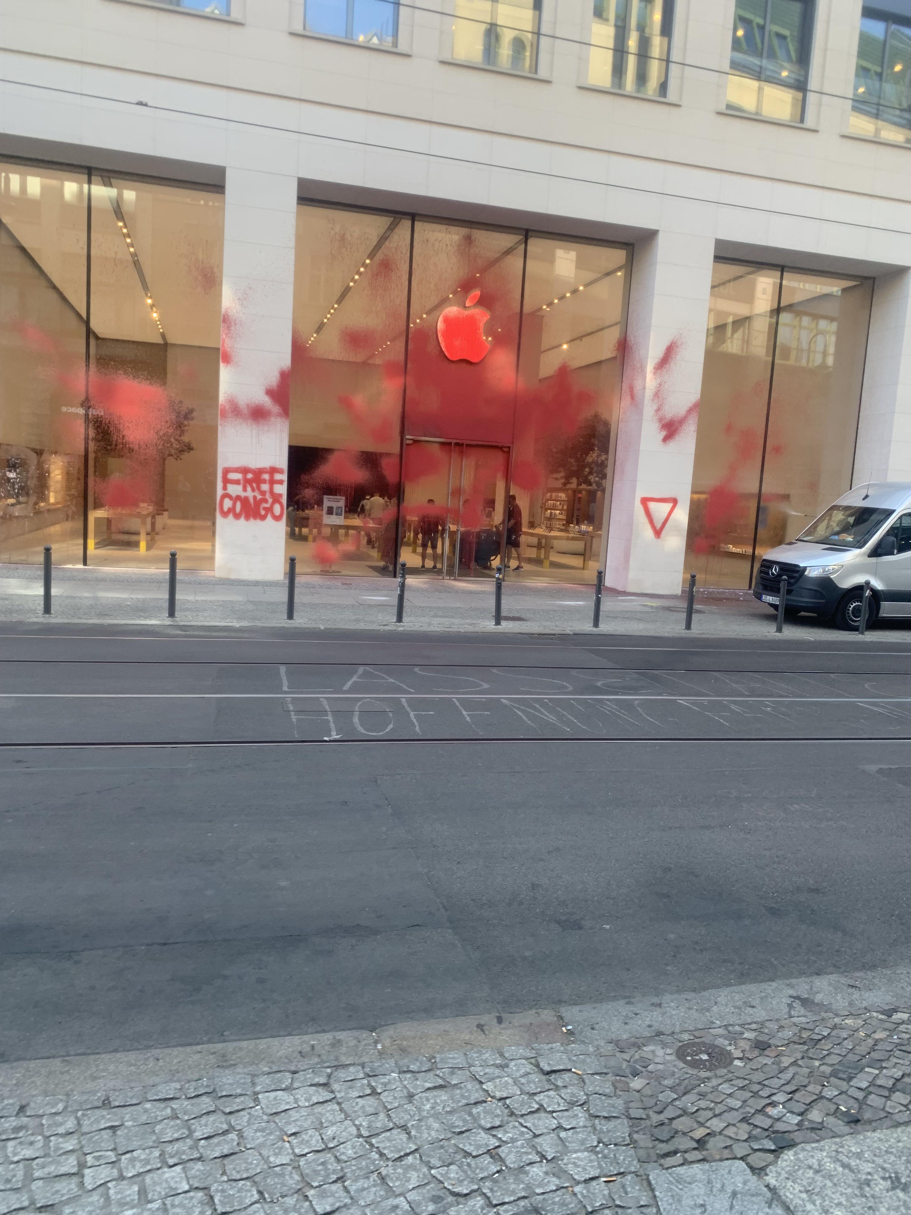 r/Anticonsumption - Apple Store vandalized in Berlin