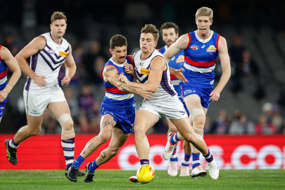 Tom Liberatore of the Bulldogs and Caleb Serong of the Dockers.