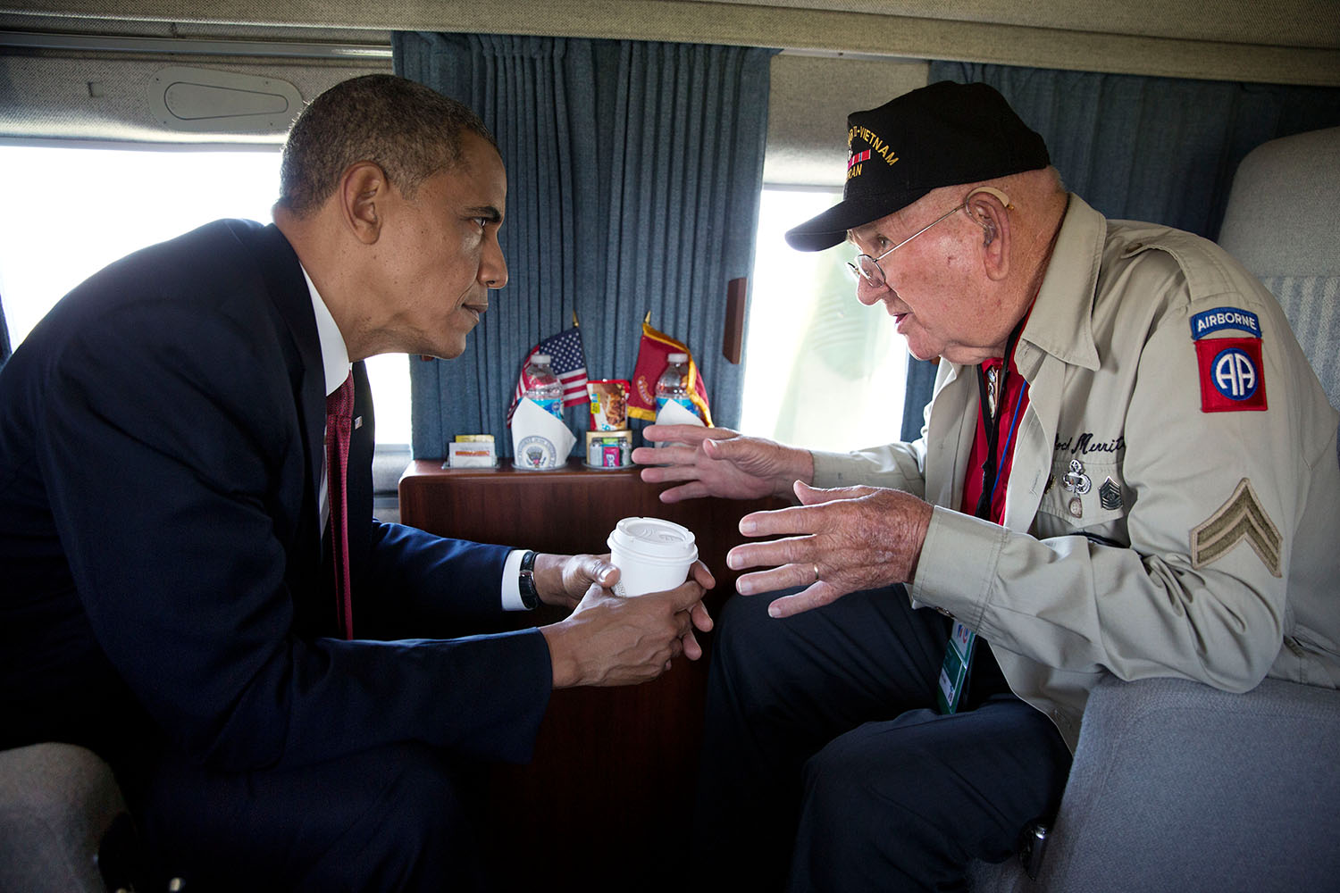 r/army - President Barack Obama talks with WWII veteran Kenneth (Rock) Merritt aboard Marine One after departing the 70th French-American Commemoration D-Day Ceremony at the Normandy American Cemetery, France, June 6, 2014. (Official White House Photo by Pete Souza) [1500 X 1000]