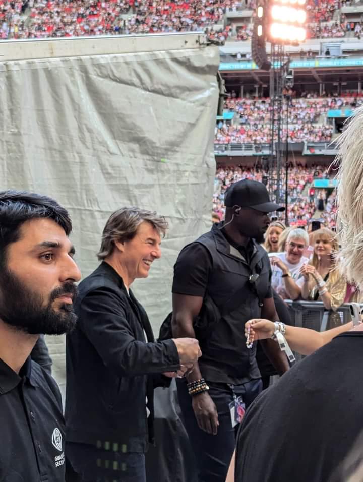 r/TaylorSwift - Tom Cruise is seen exchanging friendship bracelets with Swifties at tonight’s show of Taylor Swift’s The Eras Tour.