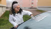 Can you pour hot water on a windscreen?