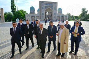 Secretary-General António Guterres (centre) visits the Hazrati Imam complex in Tashkent, Uzbekistan