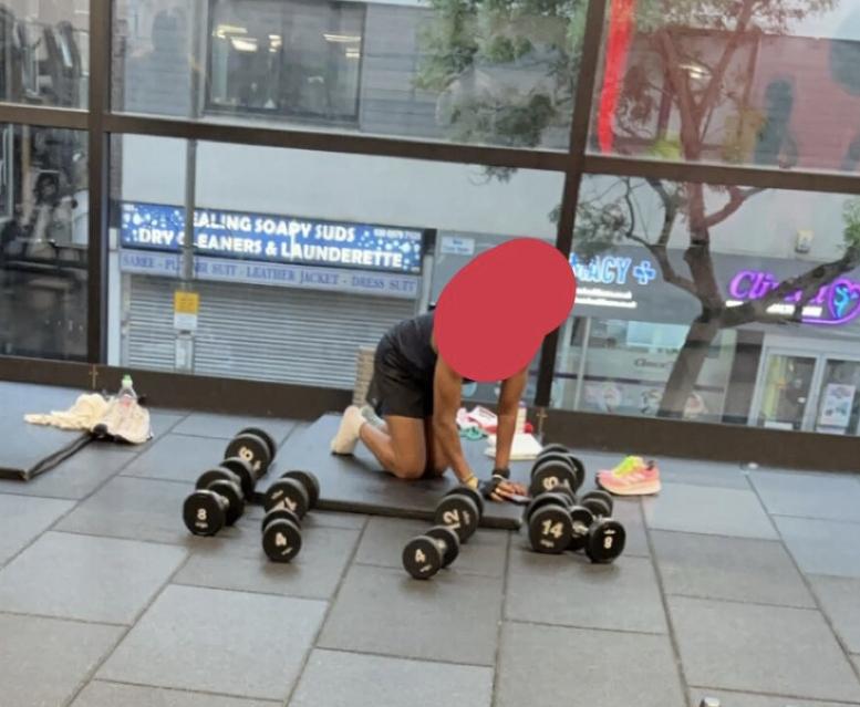 r/mildlyinfuriating - hogging 14 dumbbells