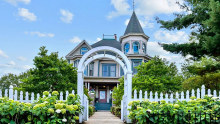 The Cherry Tree Inn B&B in Woodstock, Illinois was used as the setting for the 1993 fantasy romcom Groundhog Day,
