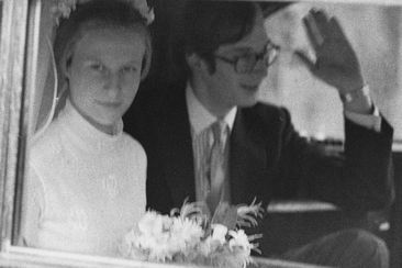 Birgitte, Duchess of Gloucester and Prince Richard, Duke of Gloucester in the wedding car following their wedding ceremony in St Andrew&#x27;s Church at Barnwell, Northamptonshire, England, 8th July 1972. 