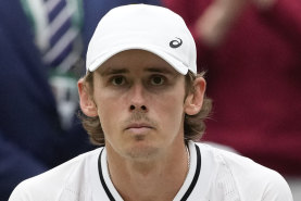 Alex de Minaur hurt himself late in his fourth round match and had to withdraw before the start of his quarter-final against Novak Djokovic.