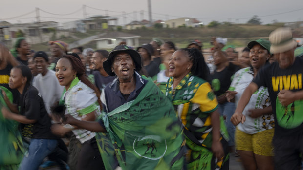 Mandela’s party loses majority for the first time in 30 years