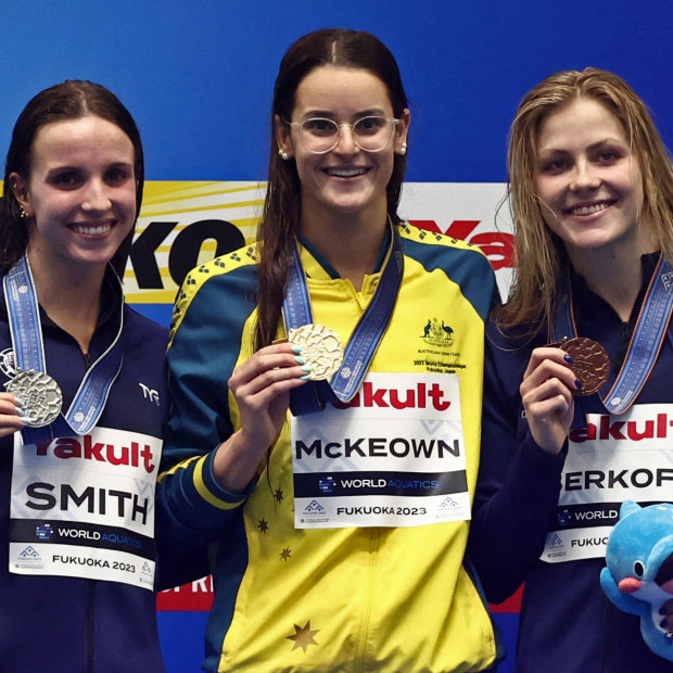 Australian Kaylee McKeown (centre) after her 100m backstroke victory over American Regan Smith (left) at the 2023 world swimming championships.