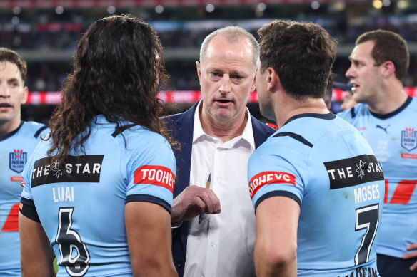 Blues coach Michael Maguire talks to Jarome Luai and Mitchell Moses at half-time of Origin II after rushing to the sideline.