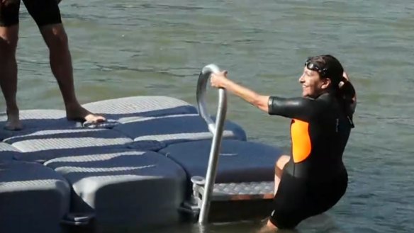 The Mayor of Paris Anne Hidalgo is desperate to prove that the Seine is of Olympic swimming quality, taking a plunge today to prove it.