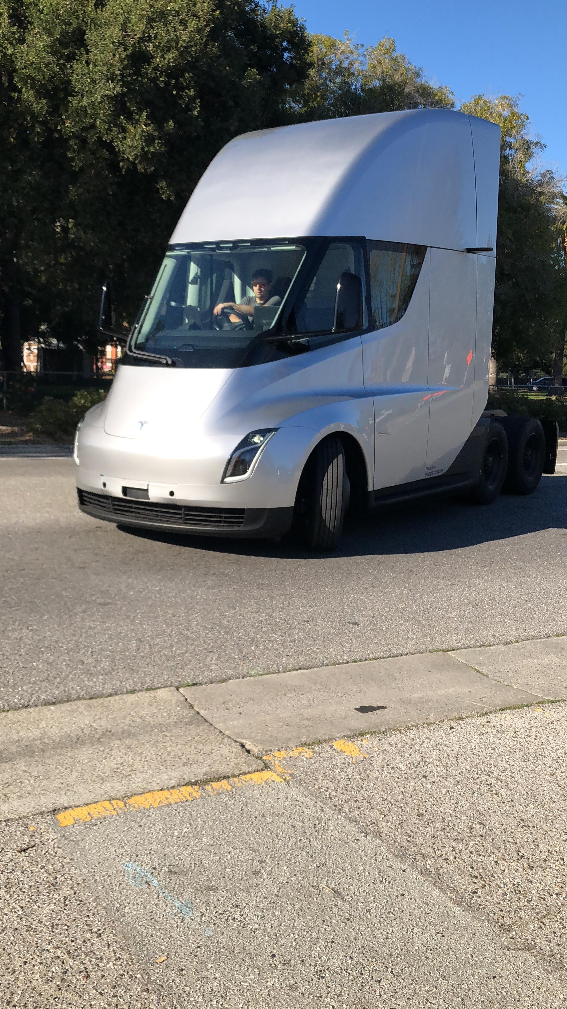 r/teslamotors - Tesla Semi spotted in Palo Alto!