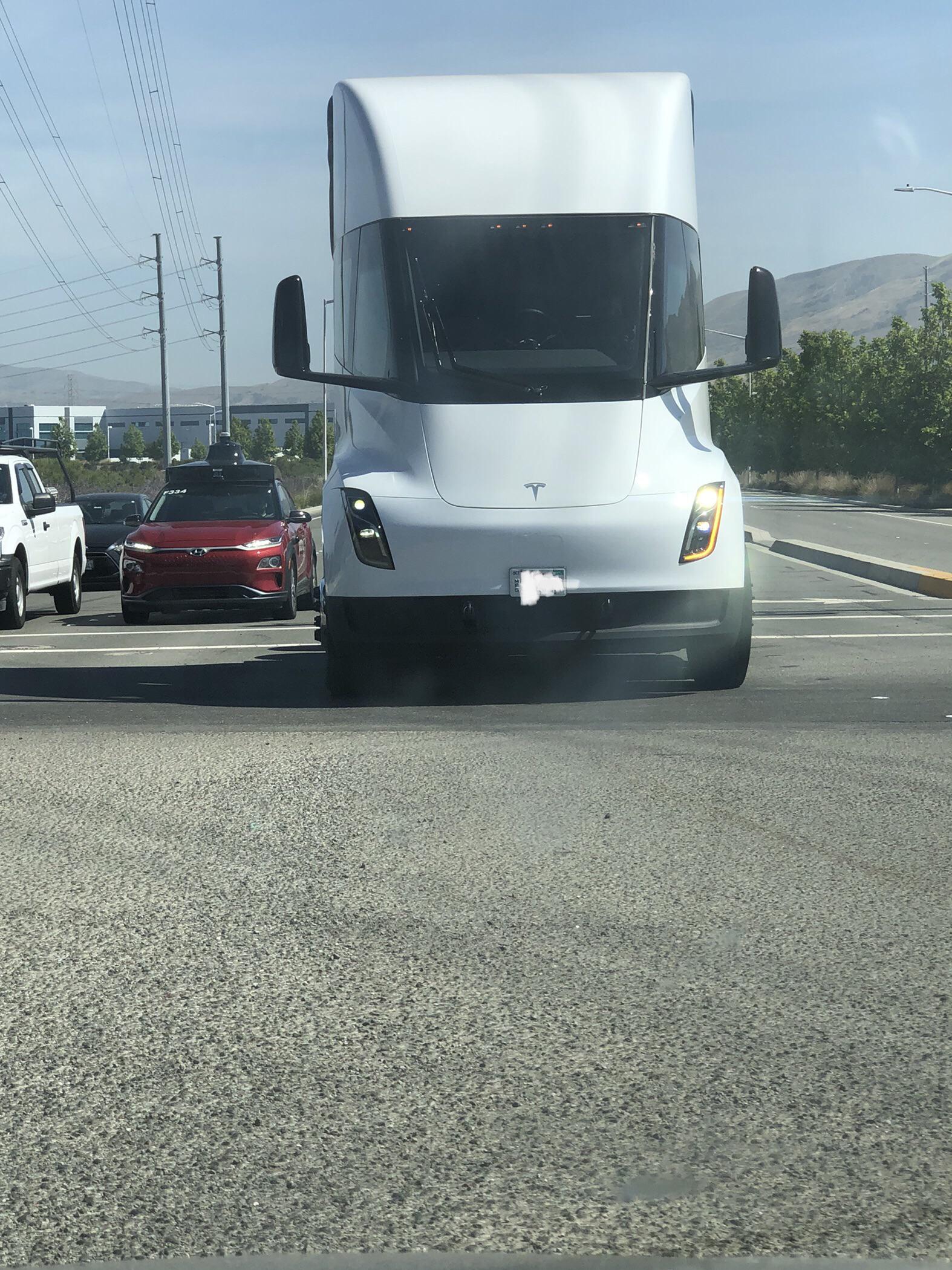 r/mildlyinteresting - Tesla semi truck