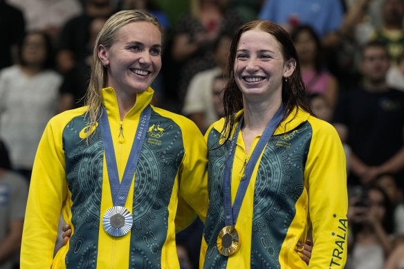 Gold Medalist Mollie O’Callaghan, of Australia, stands with silver medalist and compatriot Ariarne Titmus, left, following women’s 200-meter freestyle final at the 2024 Summer Olympics, Monday, July 29, 2024, in Nanterre, France. (AP Photo/Matthias Schrader)