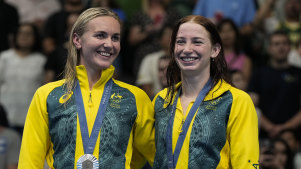 Gold Medalist Mollie O’Callaghan, of Australia, stands with silver medalist and compatriot Ariarne Titmus, left, following women’s 200-meter freestyle final at the 2024 Summer Olympics, Monday, July 29, 2024, in Nanterre, France. (AP Photo/Matthias Schrader)