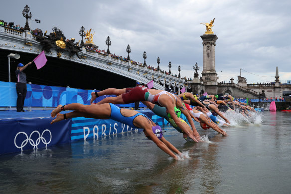 The start of the women’s triathlon at Pont Alexandre III.