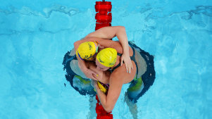 Mollie O’Callaghan and Ariarne Titmus hug after the final of the Women’s 200m Freestyle.