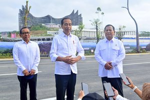 In this photo released by Indonesian Presidential Palace, Indonesian President Joko Widodo, center, talks to journalists companied by Indonesian Defense Minister and president-elect Prabowo Subianto, right, in the new capital city Nusantara in Penajam Paser Utara, East Kalimantan, Indonesia, Monday, Aug.12, 2024. (Muchlis Jr/Indonesian President Palace via AP)