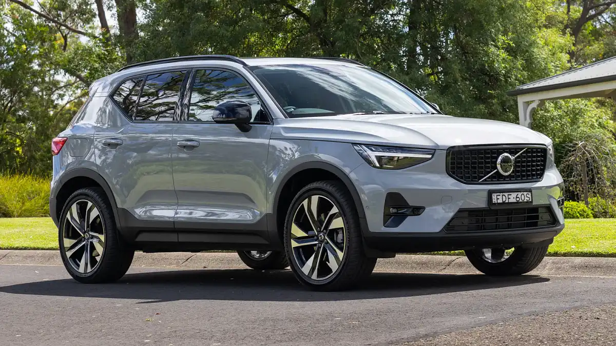 2024 Volvo XC40 Ultimate B4 Dark review