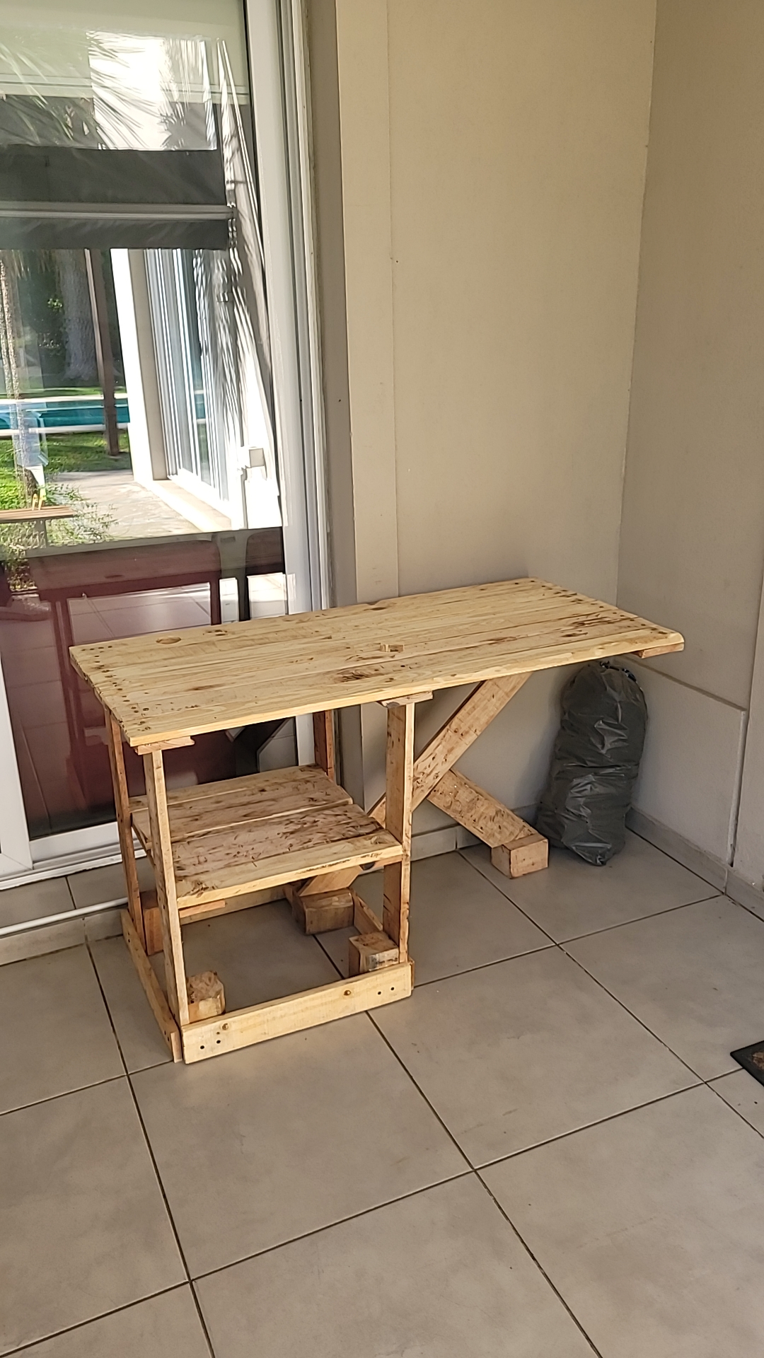 r/palletfurniture - i made a desk it looks a bit rough but the boards are smooth and i think for my actual first thing its alright