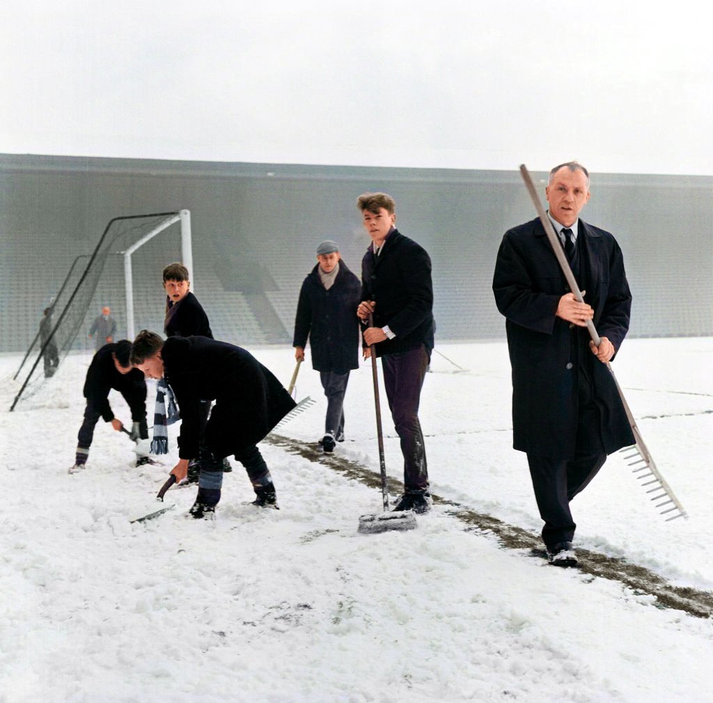 r/LiverpoolFC - 1964 - Bill Shankly clearing the Anfield snow.