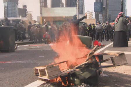 3AW police reporter describes ‘chaotic and confronting’ scene as protests turn violent