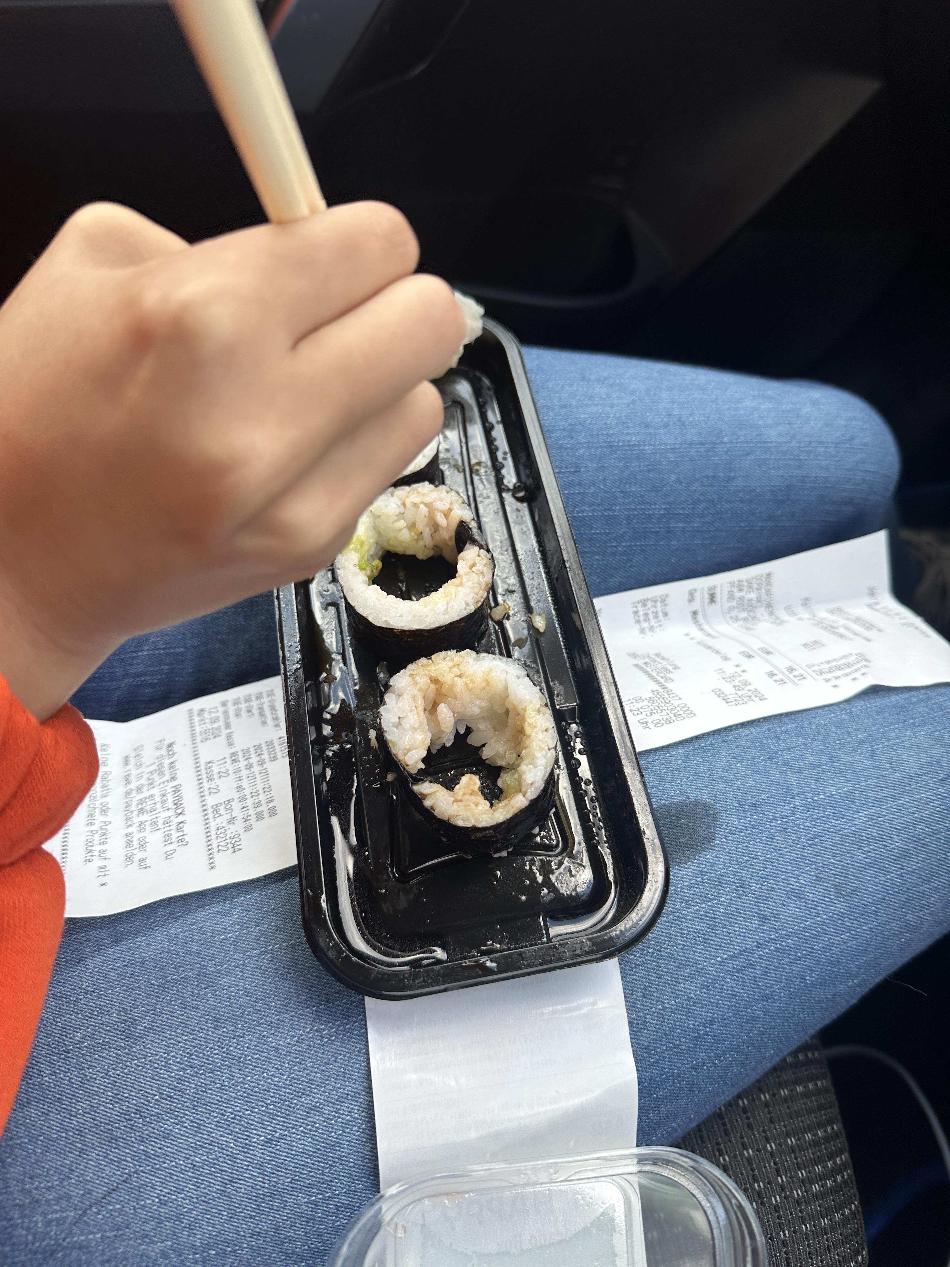 r/mildlyinfuriating - My gf pays €8,99 for 3 pieces of sushi and only eats the inside..