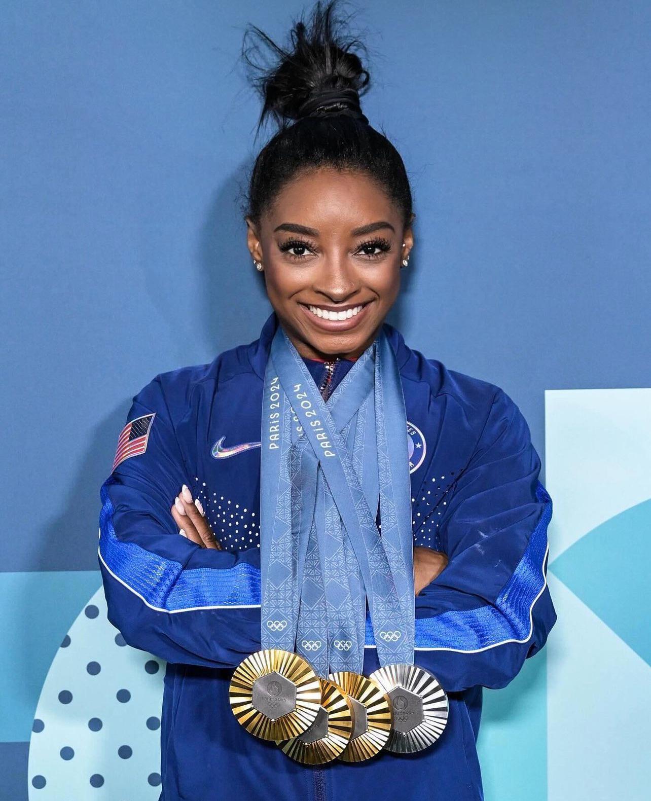 r/pics - Simone Biles with the 4 medals she won in Paris