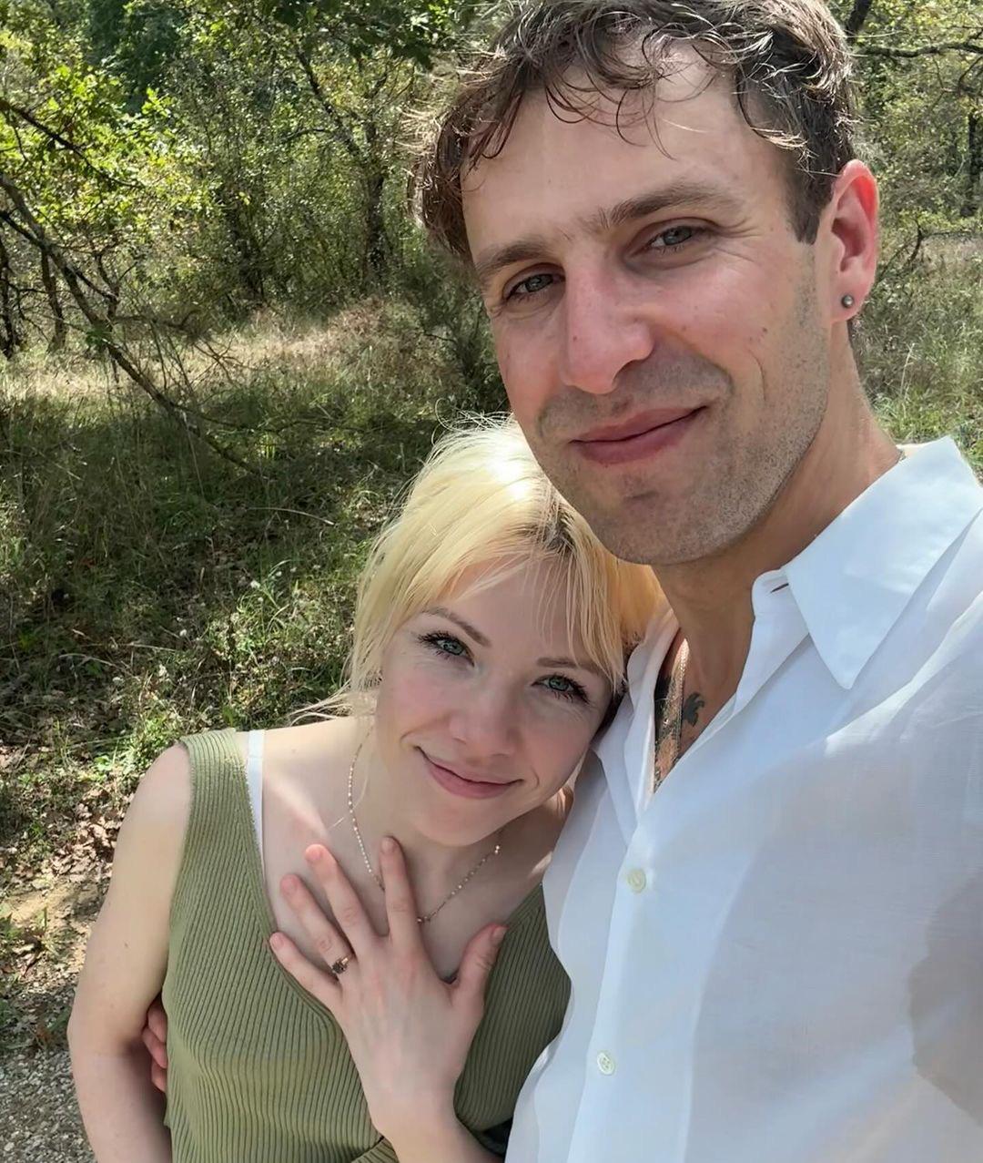 r/MadeMeSmile - Carly Rae Jepsen got engaged to a guy who called her