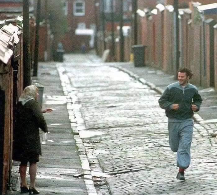 r/classicsoccer - Ryan Giggs running through the streets of Manchester