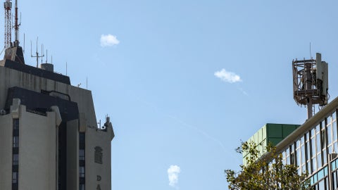 Cohetes disparados desde el sur del Líbano son interceptados por misiles del sistema de defensa aérea Iron Dome de Israel. (AFP)