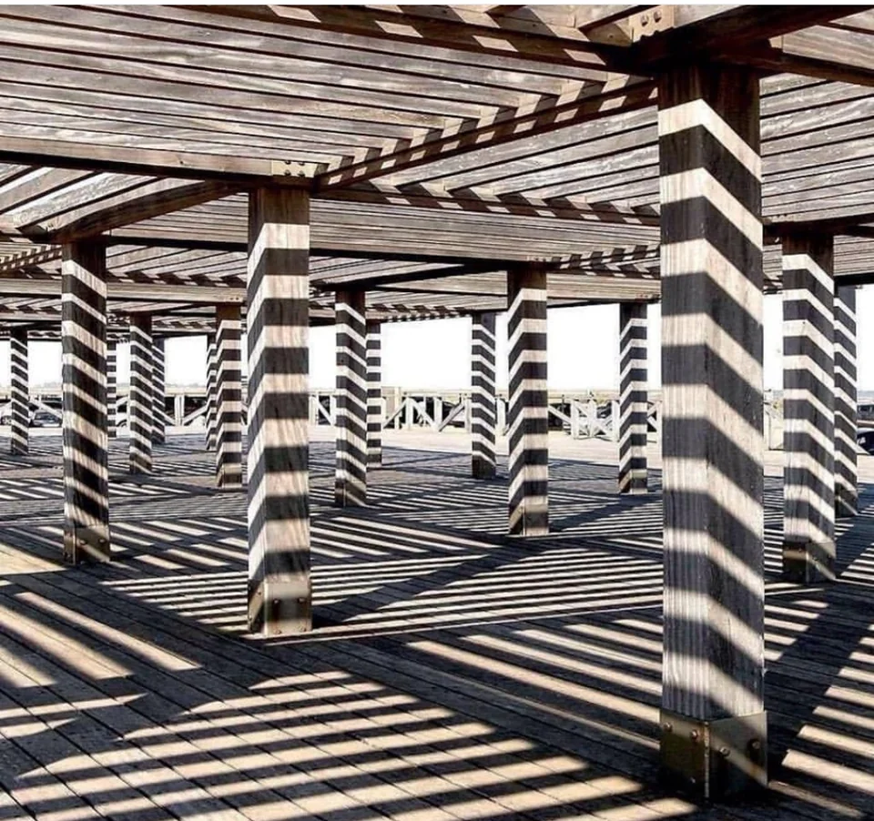 r/oddlysatisfying - The shadows that the sun casts on this structure