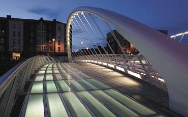 370x230_calatrava_bridge_arch_night