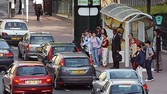 des personnes attendent le bus, le 06 juin 2003 à Malakoff, alors que des manifestants bloquent le dépôt de bus de la ville pour protester contre le projet de réforme de retraites du gouvernement Raffarin. AFP PHOTO JEAN AYISSI