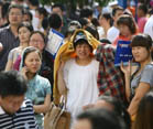 宁波外地工为孩子入学凌晨排队