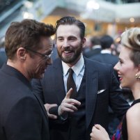 Robert Downey Jr., Chris Evans and Scarlett Johansson at event of Avengers: L'ère d'Ultron (2015)